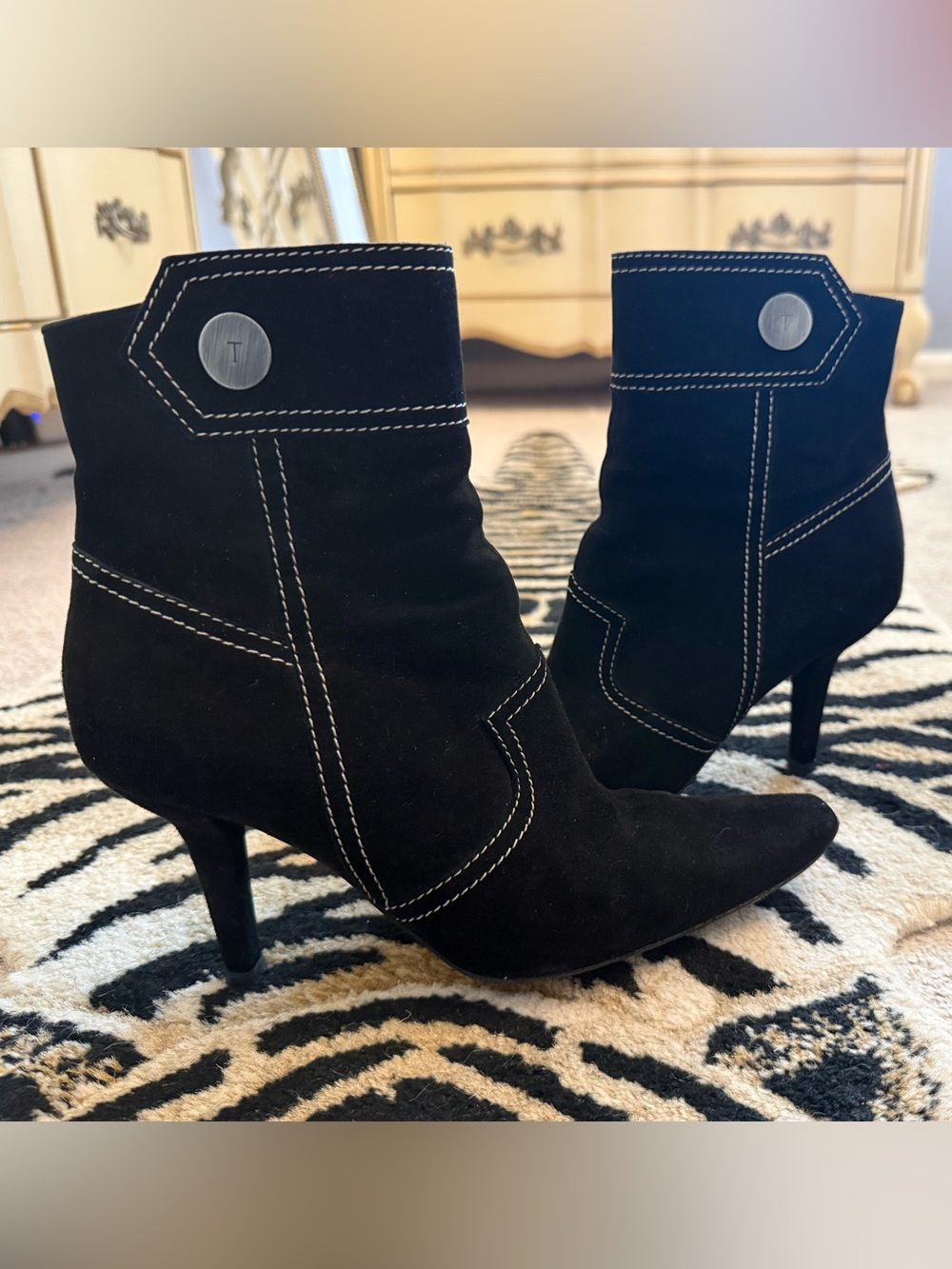 TOD’S Black Suede Leather Heel Ankle zip Bootie. White stitching. EUC Size 7
